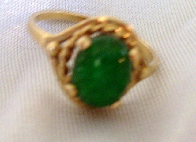 Ladys 2.40 cts. ,Beautiful dark green Natural Emerald ring/. 3.20 grams 14K yellow gold
