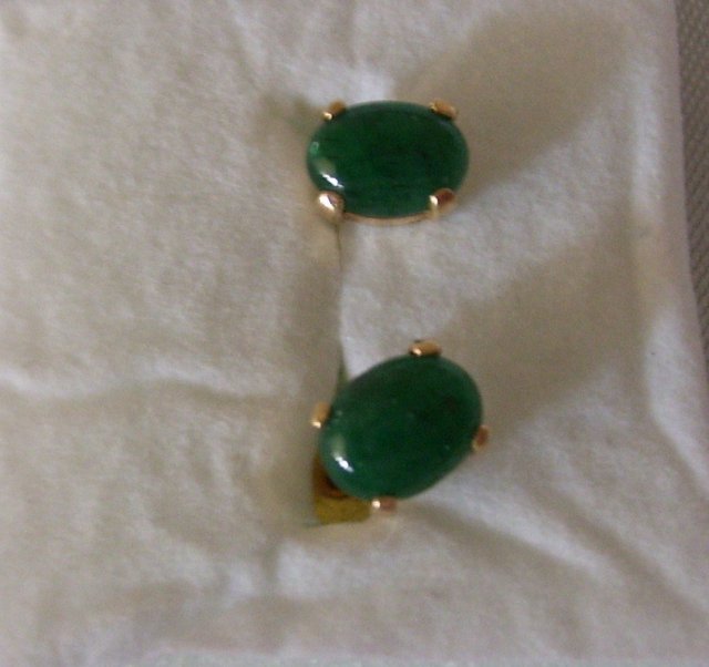 2.00 cts Dark green Natural.Emerald Earrrings /. 1.00 grams 14K yellow gold
