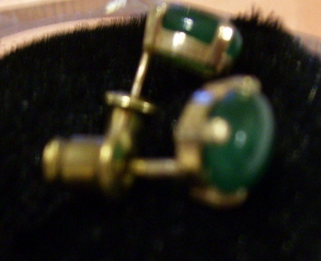 2.00 cts Dark green Natural.Emerald Earrrings /. 1.00 grams 14K yellow gold