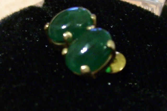 2.00 cts Dark green Natural.Emerald Earrrings /. 1.00 grams 14K yellow gold