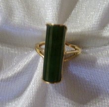 Ladys 14k Yellow Gold and Jade Ring 6.4 grams