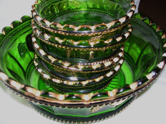 Vintage,Northwood, Intaglio ,'' Peach '' 5 piece Emerald Green Five Piece Berry Set