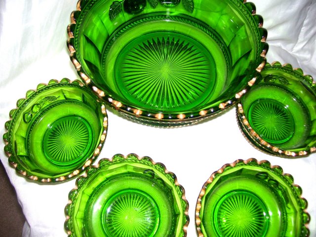 Vintage,Northwood, Intaglio ,'' Peach '' 5 piece Emerald Green Five Piece Berry Set