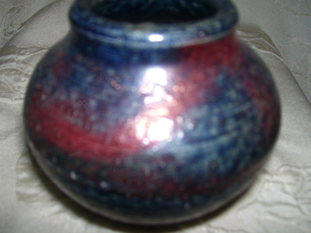 A- Karen Karnes ?-New York 20th century- Blue and red salt fired pottery vase
