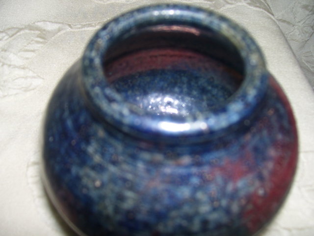 A- Karen Karnes ?-New York 20th century- Blue and red salt fired pottery vase