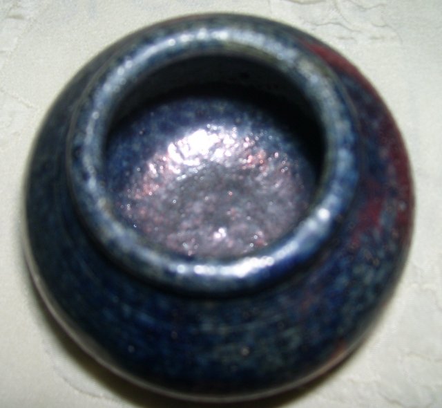 A- Karen Karnes ?-New York 20th century- Blue and red salt fired pottery vase