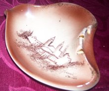A Vintage Rymes Ceramics USA Ash tray, Depicting a view of the William Randolph Hearst Castle