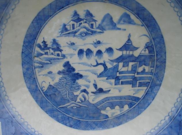 C. 1840 CHINESE EXPORT BLUE CANTON SAW TOOTH BOWL 10 1/4