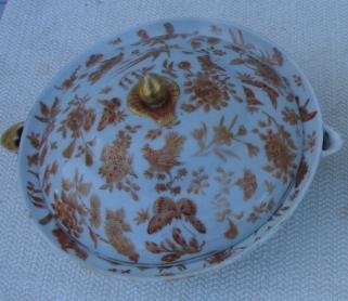 C. 1820 PAIR OF CHINESE EXPORT SACRE D BIRD AND BUTTERFLY SEPIA OT WATER DISHES W/COVERS