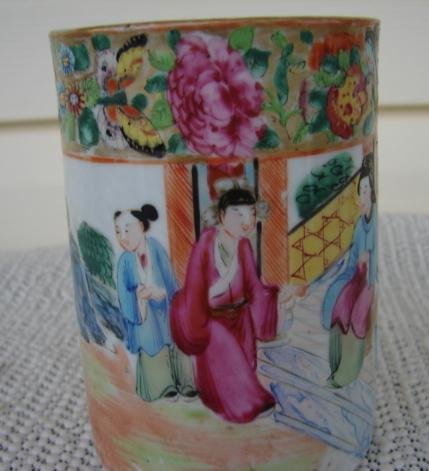 C. 1820 CHINESE EXPORT ROSE MANDARIN MUG