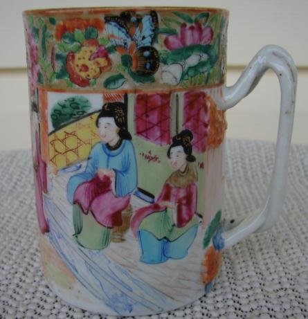C. 1820 CHINESE EXPORT ROSE MANDARIN MUG