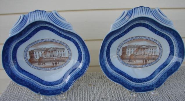 PAIR OF MOTTAHEDEH AMERICAN MARKET SHRIMP DISHES