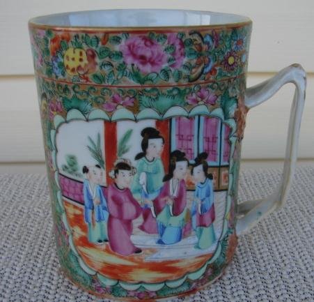 C. 1800 CHINESE EXPORT ROSE MEDALLION MUG 5 3/4