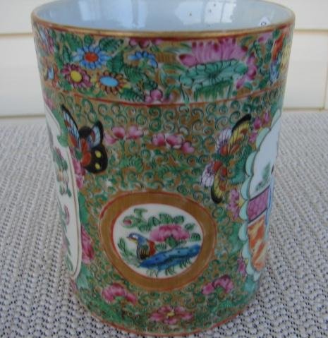 C. 1800 CHINESE EXPORT ROSE MEDALLION MUG 5 3/4