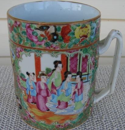 C. 1820 CHINESE EXPORT ROSE MEDALLION MUG