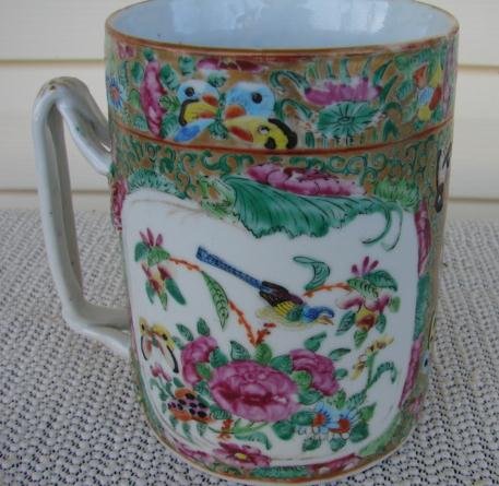 C. 1820 CHINESE EXPORT ROSE MEDALLION MUG