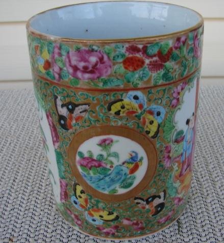 C. 1820 CHINESE EXPORT ROSE MEDALLION MUG