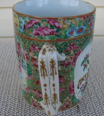 C. 1820 CHINESE EXPORT ROSE MEDALLION MUG