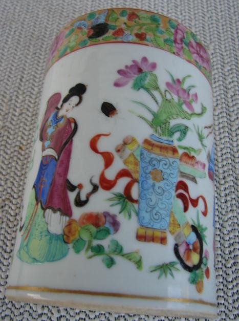 C. 1820 CHINESE EXPORT MANDARIN BRUSH POT