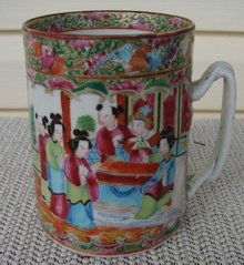 C. 1830-1840 CHINESE EXPORT ROSE MEDALLION MUG W/BEETLE