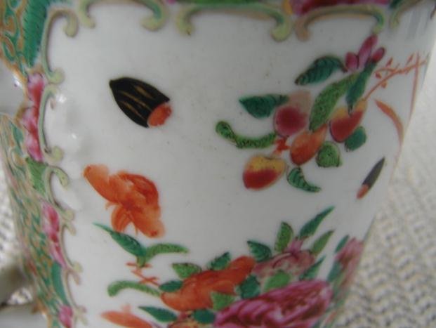 C. 1830-1840 CHINESE EXPORT ROSE MEDALLION MUG W/BEETLE