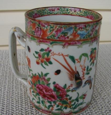 C. 1830-1840 CHINESE EXPORT ROSE MEDALLION MUG W/BEETLE