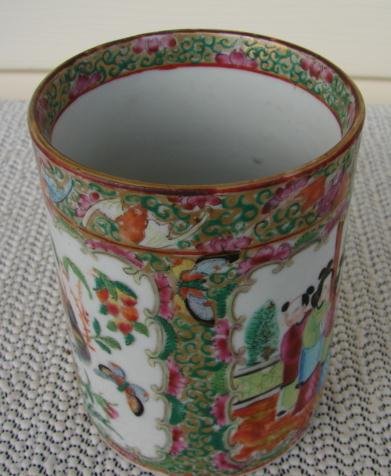 C. 1830-1840 CHINESE EXPORT ROSE MEDALLION MUG W/BEETLE