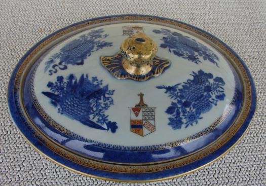 C. 1800 CHINESE EXPORT ARMORIAL VEGETABLE DISH W/COVER