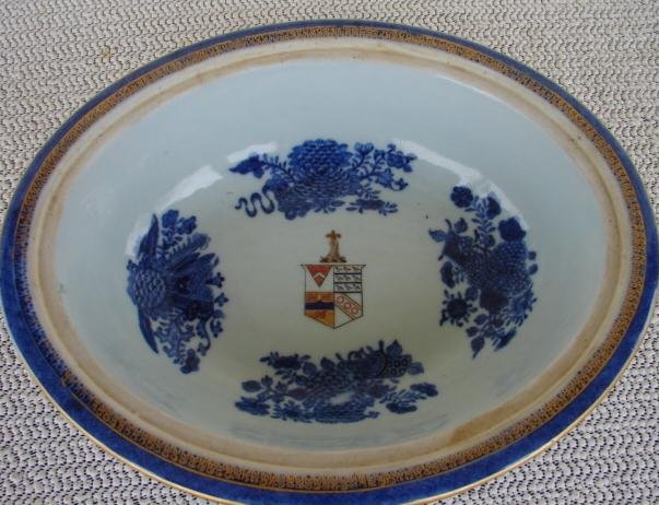 C. 1800 CHINESE EXPORT ARMORIAL VEGETABLE DISH W/COVER