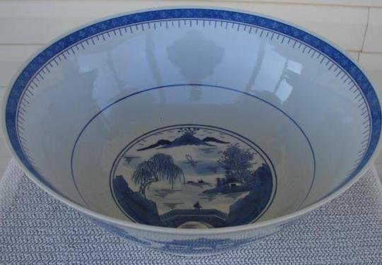 MID 20TH. CENTURY BLUE CANTON BOWL