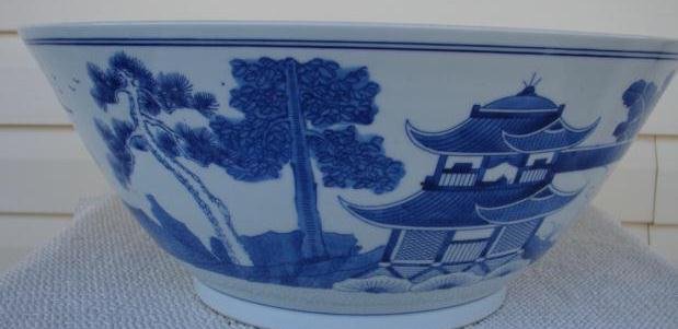 MID 20TH. CENTURY BLUE CANTON BOWL
