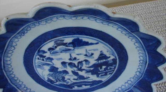 C. 1880 CHINESE EXPORT BLUE CANTON SAW TOOTH BOWL