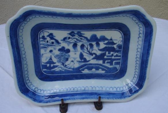 C. 1850 CHINESE EXPORT BLUE CANTON SERVING DISH