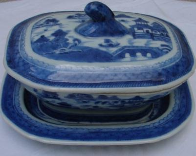 C. 1850 CHINESE EXPORT BLUE CANTON SAUCE TUREEN W/UNDER-PLATE