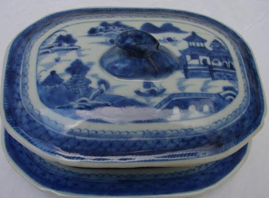 C. 1850 CHINESE EXPORT BLUE CANTON SAUCE TUREEN W/UNDER-PLATE