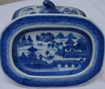C. 1850 CHINESE EXPORT BLUE CANTON SAUCE TUREEN W/UNDER-PLATE
