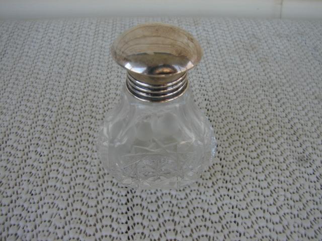 C. 1920 SMELLING SALTS BOTTLE W/STERLING TOP