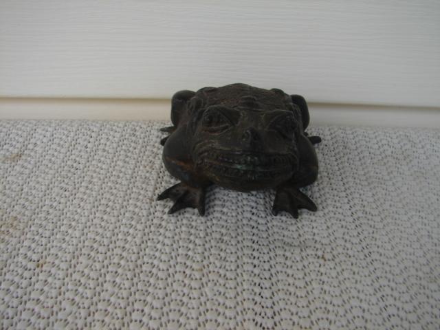 18TH. CENTURY CHINESE BRONZE FROG