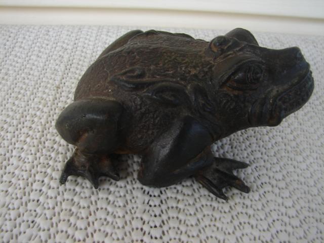 18TH. CENTURY CHINESE BRONZE FROG