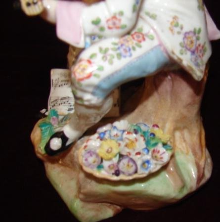 EUROPEAN GERMAN PORCELAIN FIGUREINE W/MANDOLIN