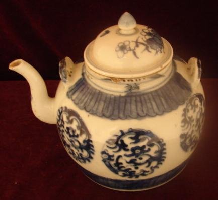 CHINESE EXPORT BLUE AND WHITE TEAPOT