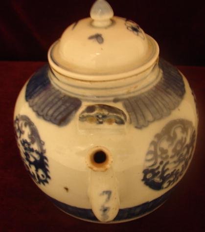 CHINESE EXPORT BLUE AND WHITE TEAPOT