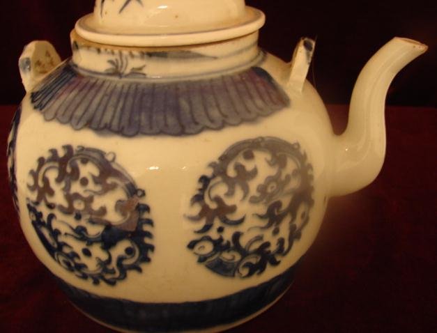 CHINESE EXPORT BLUE AND WHITE TEAPOT