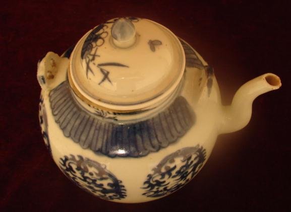 CHINESE EXPORT BLUE AND WHITE TEAPOT