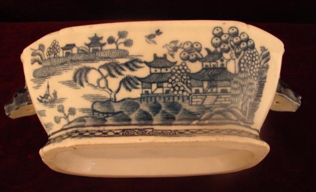 C. 1820 CHINESE BLUE/WHITE TUREEN