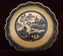C.1840 CHINESE EXPORT BLUE CANTON SCALLOPED