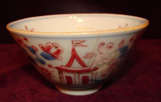 C.1780 CHINESE EXPORT CLOBBERED TEA BOWL