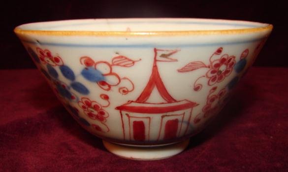 C.1780 CHINESE EXPORT CLOBBERED TEA BOWL