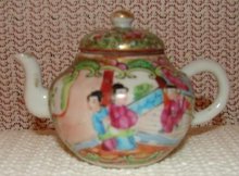 C. 1890 CHINESE EXPORT ROSE MEDALLION MINI TEAPOT