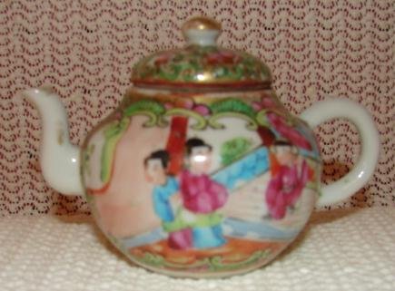 C. 1890 CHINESE EXPORT ROSE MEDALLION MINI TEAPOT